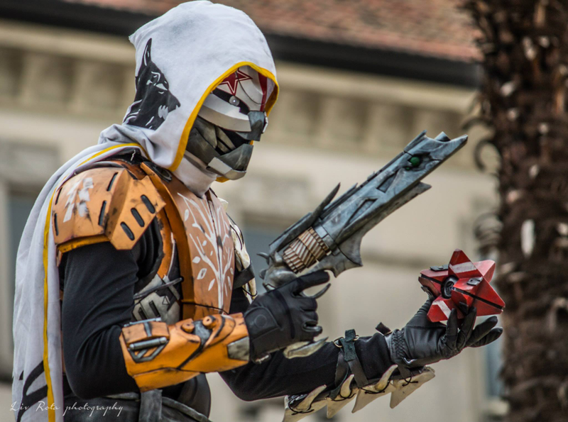 Illustration for article titled Destiny Cosplayer Grinds Endlessly To Create Perfect Outfit